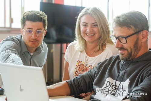 Digital-Expert-33